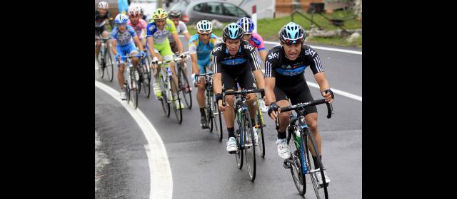 Urán y Henao, pedal en equipo | Sergio Luis Henao tuvo gran desempeño en el ascenso a Pian dei Resinelli, al llegar cuatro, en el grupo principal. FOTO CORTESÍA SKY