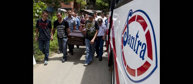 Conductores en paro le rindieron honores a su compañero asesinado | Una caravana con busetas de Santra fue hasta Aguas Frías por el cadáver de Cristian y lo condujo hasta el parqueadero de Santra, donde se celebró una misa de despedida. FOTO ESTEBAN VANEGAS