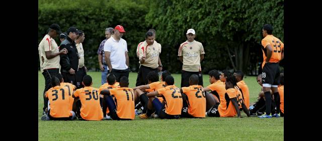 En el Medellín aguardan con fe que Bolillo ratifique continuidad | Al grupo que trabaja en la pretemporada llegarán refuerzos que se confirmarán esta semana. El equipo espera que se despeje el panorama, tanto en lo deportivo como en lo administrativo. Que haya transparencia en todo, piden los hinchas. FOTO JUAN ANTONIO SÁNCHEZ