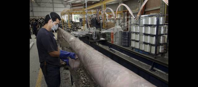 Innovación, la clave de Fibratore | La tecnología de enrollamiento de hilos (filament winding) es única de este tipo en Colombia y le permite a Fibratore fabricar piezas de alta uniformidad y alta calidad. FOTO: HERNÁN VANEGAS