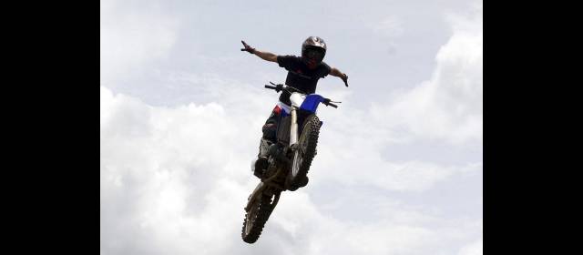 El Pollo tiene las vidas del gato | Cada que puede, Dúver el Pollo Restrepo regresa a Andes para volar en su pista. FOTO JAIME PÉREZ