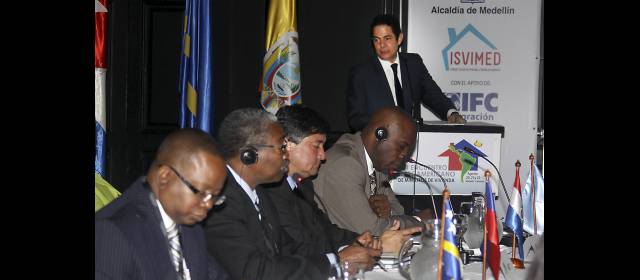 Cada año, 80.000 hogares sin casa en el país | El ministro de Vivienda, Germán Vargas, ayer durante la apertura del primer encuentro con homólogos de 11 paises de América Latina y el Caribe, en el Hotel Intercontinental. FOTO JULIO C. HERRERA