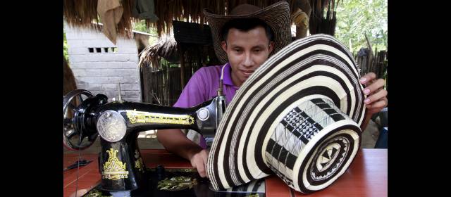 Tuchín es un destino donde los vueltiaos son protagonistas | Las trenzas se cosen entre sí en forma de espiral con una máquina de coser de pedal. Los artesanos de Tuchín innovaron y ahora lo cosen en forma circular . FOTO DONALDO ZULUAGA