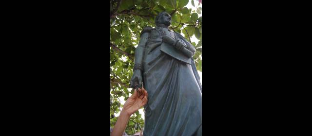 Roban espada del Libertador en parque de Santa Fe de Antioquia | Un poblador enseña la estatua mutilada. FOTO JUAN C. SEPÚLVEDA