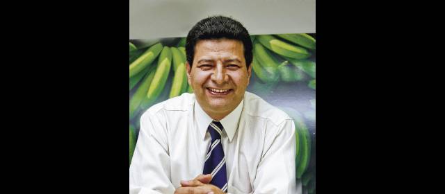 Iván vigila el comercio global para negociar | Iván explicó que los libros que lee se enfocan en temas actuales de política internacional. FOTO JONATHAN CARVAJAL