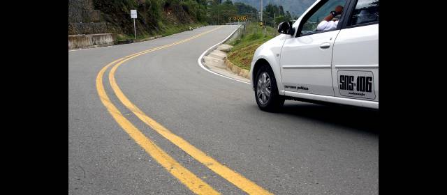 Envigado promete terminar la Transversal de la Montaña | Primer kilómetro de la vía está señalizado, pero sin iluminación. Última etapa generará cien empleos. FOTO JUAN ANTONIO SÁNCHEZ