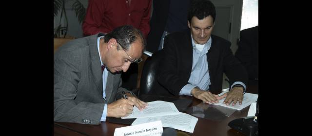 Obras de Ituango ya tienen bases firmes | Marcio Aurelio Moreira, del consorcio CCC, firma el contrato para las obras principales de la central Ituango. Lo acompaña Juan Esteban Calle, gerente de EPM. FOTO CORTESÍA
