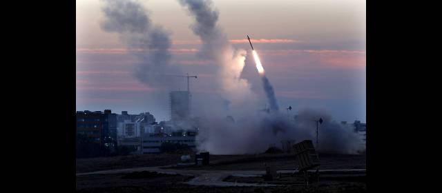 Israel elige entre invadir por tierra o aceptar tregua | El sistema de defensa israelí, Iron Dome, ha estado muy activo por estos días interceptando cohetes lanzados desde Gaza. FOTO AP