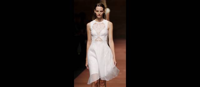 Tres claves para ir a tono con las tendencias | Diseños románticos de Guillaume Henry para Carven y Calvin Klein. Con acento español, de Ralph Lauren, y al estilo barroco, de Dolce & Gabbana. FOTOS AP, REUTERS.