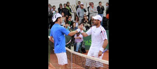 Falla perdió en Brisbane y ya piensa en Auckland | Alejandro Falla (derecha) se despidió de Brisbane tras caer con Gilles Simon. Ya había perdido Santiago Giraldo. FOTO ARCHIVO