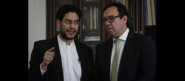 Las Farc entrarían en política en 2014 | Los congresistas Iván Cepeda y Alfonso Prada estuvieron en el viaje a La Habana. FOTO COLPRENSA