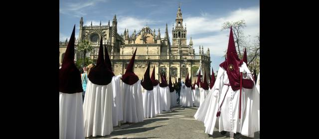 Francisco le da un sentido especial a la Semana Santa | Penitentes marchan en una procesión frente a la catedral de Sevilla, España. FOTO AP