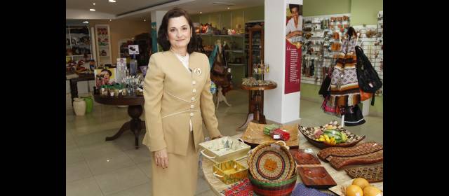 168 microempresarios venden en De mis manos | Patricia Echavarría, directora Ejecutiva de la corporación, en una de las tiendas. FOTO HERNÁN VANEGAS