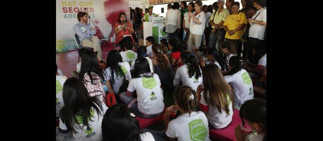 ICBF conmemoró día a los niños víctimas | Famosos hablaron con los niños víctimas. FOTO HENRY AGUDELO