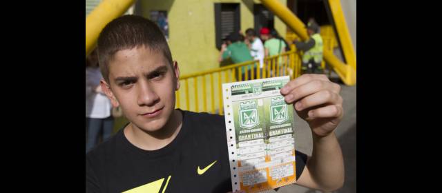 A pesar de los precios, largas filas para la final | Los hinchas de Nacional están motivados por la final del fútbol colombiano y realizan largas filas para conseguir sus entradas. Hoy se venderán boletas al público en general. FOTO EDWIN BUSTAMANTE