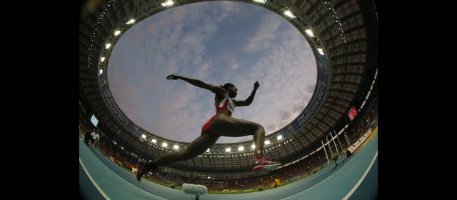 La mira está puesta en los 15 metros | Una mirada diferente del salto de Caterine por el oro en el Mundial de Moscú. Ahora va por la Liga Diamante y los 15 metros. FOTO AP