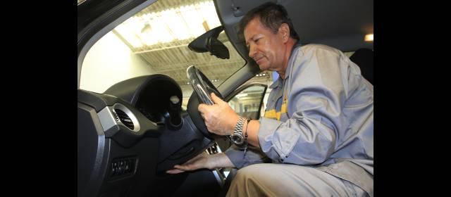 Un Beethoven que sabe oír los carros | Gustavo sostiene que el tablero es una de las mayores fuentes de ruidos en un vehículo FOTO RÓBINSON SÁENZ