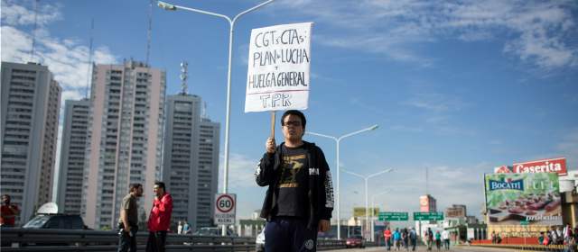 Argentina se frena contra Fernández | Algunos manifestantes pasan por una desolada autopista de la poblada metrópoli argentina, ayer paralizada. FOTO COLPRENSA