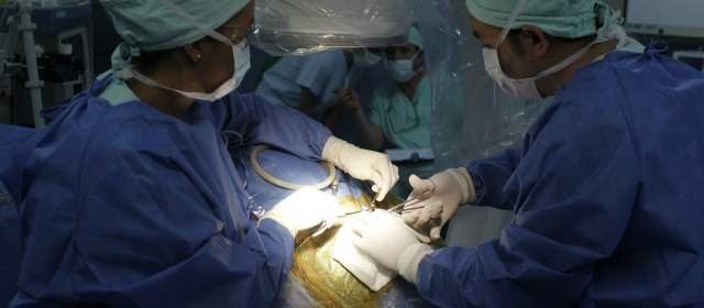 Con cirugía mejoran vida de pacientes con párkinson | El procedimiento quirúrgico, igual al que realizaron ayer, tarda entre 6 y 8 horas. FOTO CORTESÍA