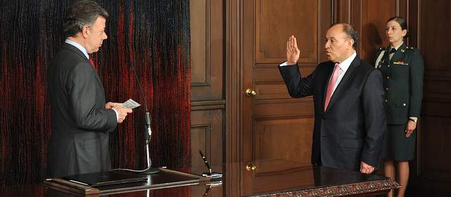 El Presidente Juan Manuel Santos posesionó a Alberto Rojas Ríos como magistrado de la Corte Constitucional, este jueves en la Casa de Nariño. FOTO SIG