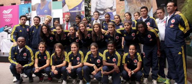 Colombianos alistan su viaje y la antorcha olímpica sigue su recorrido | La Embajada Británica hizo entrega de los pasaportes y visados a un grupo de deportistas que se preparan para competir en los Olímpicos. Entre los deportistas que asistieron a la toma de huellas estuvo el seleccionado Femenino de fútbol. FOTO COLPRENSA