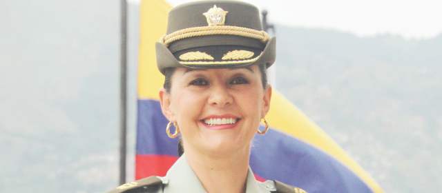 Una mujer cuida la espalda de Fajardo | FOTO JULIO CÉSAR HERRERA