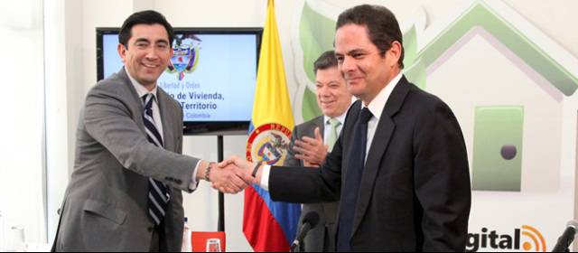 Gobierno destinará 300 mil millones de pesos para subsidiar internet | El ministro de las TIC, Diego Molano, y el de Vivienda, Germán Vargas, firmaron el convenio que garantizará el acceso a internet de las cien mil viviendas gratuitas que entregará el Gobierno. Foto cortesía Ministerio de las TIC.