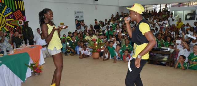 Caterine tuvo escudo y baile en llegada a Urabá | Caterine junto a Beicon, el cantante. FOTO ALCALDÍA APARTADÓ