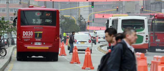 Unos 10.000 buses iniciarán huelga en Bogotá por pico y placa |