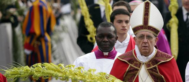 Papa Francisco viajará a Brasil a la Jornada Mundial de la Juventud | El sumo pontífice preside en el recinto vaticano la procesión de las Palmas en esta jornada del domingo de Ramos, que abre los ritos de la Semana Santa. FOTO REUTERS