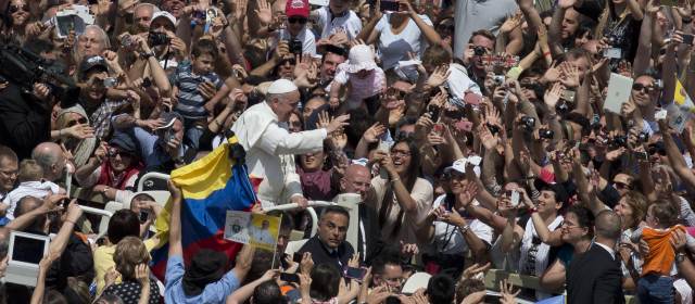 San Pedro fue plaza colombiana | Los colores de la bandera fueron notables durante la mañana de ayer en la Plaza San Pedro. FOTO AP