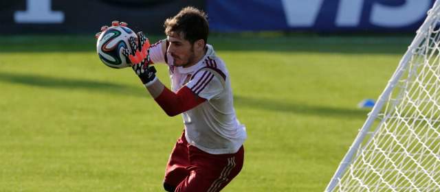 España se juega su última carta | Casillas volvió a recibir el espaldo de su técnico. FOTO reuters