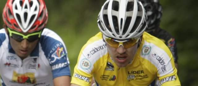 Villegas le da otro aire a su carrera | El manizaleño César Villegas (Aguardiente Antioqueño) comanda la Vuelta de la Juventud-Une. Ayer fue tercero en Riosucio. Lleva el tricolor. FOTO LUIS E. BARBOSA