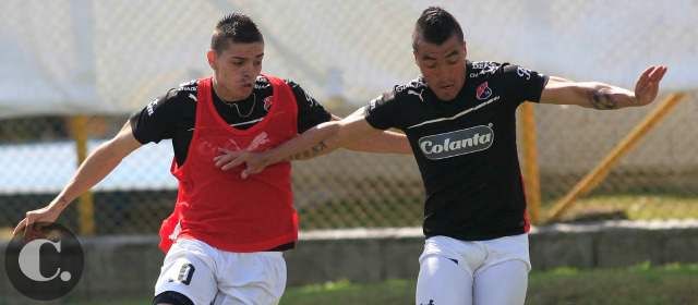 Vladimir vuelve a la titular del DIM; Nacional anticipó su viaje | Daniel Hernández y Vladimir Marín. FOTO manuel saldarriaga