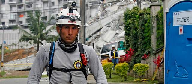 La Alcaldía analiza la creación de un cuerpo de caninos socorristas | Giovani Gutiérrez es el amo de Maía y Kailer. FOTO JULIO HERRERA