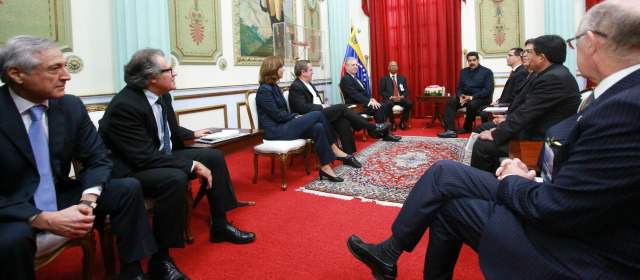 Maduro dio alto valor a su reunión con la oposición venezolana | El presidente Nicolás Maduro estuvo acompañado de varios de sus ministros. FOTO REUTERS