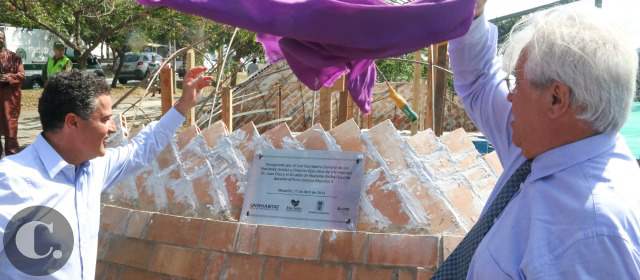 Medellín se pintó de vida en el Foro Urbano | Antes de despedirse de la ciudad, el director de ONU-Hábitat, Joan Clos, le hizo entrega a la ciudad del arco Gustavino, una bóveda ubicada en el parque Juanes de la Paz. FOTO CORTESÍA