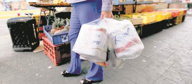Maduro raciona la compra de artículos escasos | El procedimiento se instalará en 65 supermercados de Maracaibo y San Francisco, como un piloto para implementar el sistema. FOTO AP