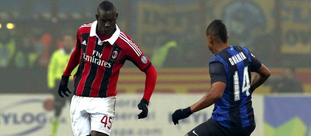 Mario Balotelli se ha caracterizado por sus escándalos dentro y fuera de las canchas. FOTO ARCHIVO.