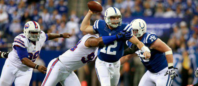 Luck igualó marca y los hermanos Manning impusieron su clase | Andrew Luck, figura de los Colts. FOTO REUTERS