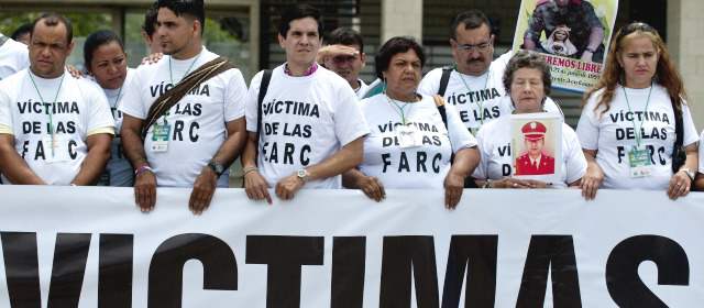 Víctimas de las Farc quieren protagonismo en los diálogos | Víctimas de Farc reclamaron en el Foro Nacional de Víctimas, una representación real en lamesade diálogos. El 16 de agosto viajarán a La Habana los voceros. FOTO AFP