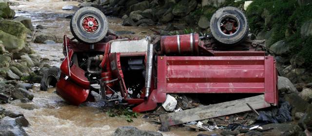 Conductor logró salir ileso luego de que su volqueta cayera a una quebrada | El accidente ocurrió a la 1:10 p.m. de este jueves. Foto Manuel Saldarriaga.