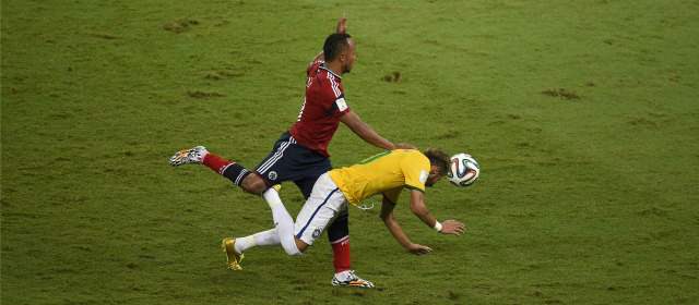 La Fifa ratifica inocencia de Camilo Zúñiga | Se mantiene la polémica sobre la intencionalidad de la jugada en la que Camilo Zúñiga golpea a Neymar por la espalda. La Fifa no lo sancionó. FOTO AFP