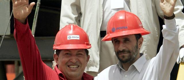 Esta foto tomada en 2006 en una visita a Caracas del presidente de Irán, Mahmud Ahmadineyad. Foto AP.
