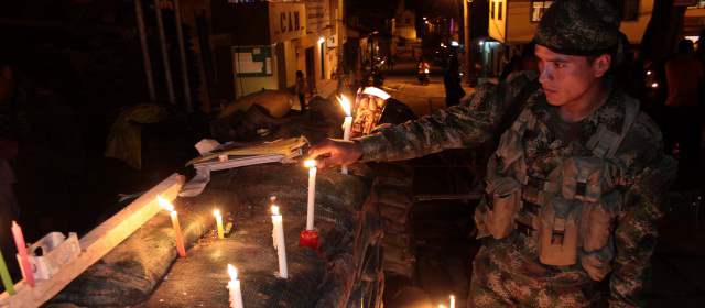 Farc anunció tregua, pero Gobierno ordenó arreciar | Habitantes de Inzá y la Fuerza Pública encendieron las velitas para pedir que cese la guerra en sus territorios y como despedida a los soldados, el policía y los civiles muertos. FOTO COLPRENSA