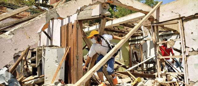 En la previa de diálogos en Cuba, las Farc arrecian sus ataques | El ataque atribuido a las Farc en Suárez dejó 25 personas heridas (un policía y 24 civiles), una casa destruida y 60 viviendas averiadas por la explosión de cilindros cargados con explosivos. Cauca es la región más afectada por la violencia guerrillera. FOTO COLPRENSA