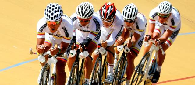 Los pisteros ya tienen la visa a Londres | La selección Colombia de pista que va para los Olímpicos. Ciclistas, técnicos, mecánicos, médico y delegado. Felices en el trabajo del día festivo. FOTO JUAN A. SÁNCHEZ.