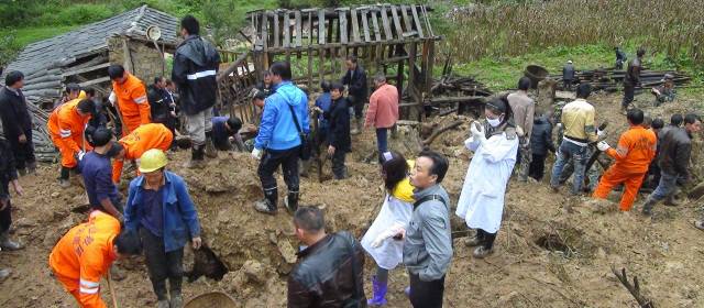 Deslizamiento de tierra en China mató a 18 estudiantes | El derrumbe cubrió completamente la Escuela Primaria Youfang y golpeó dos casas agrícolas en la villa de Zhenhe. FOTO REUTERS