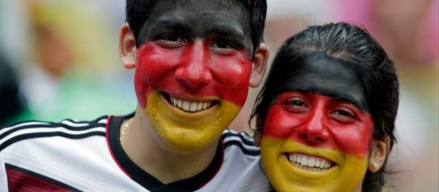 Hallan cancerígenos en maquillajes que alemanes usan para pintarse la bandera en la cara | FOTO AP