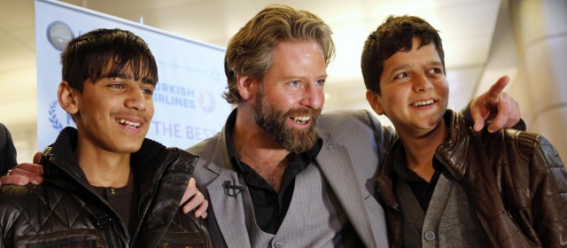 Fawad Mohamadi (Izquierda), el director Sam French (centro) y Jawanmard Payez (derecha), el otro coprotagonista de la película Buzkashi Boys. FOTOGRAFÍA REUTERS